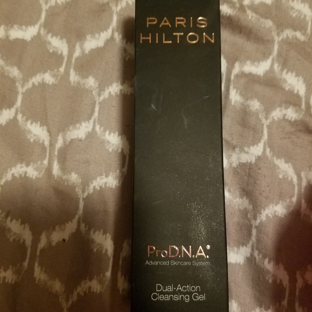 Paris Hilton dual action cleaning gel